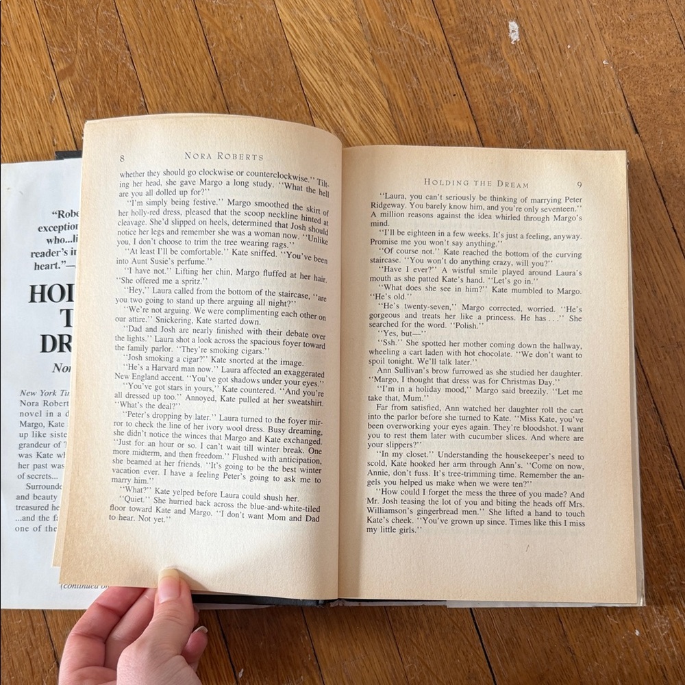 Nora Roberts - Holding the Dream hardcover - Picture 14 of 16
